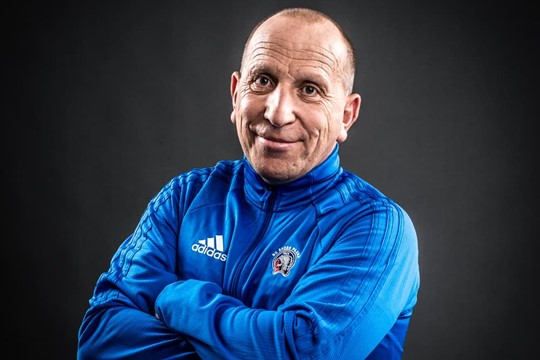 Má dorostenecký titul, pracoval jako revizor. Teď je Václav Kalina vedoucím týmu hokejové Škody