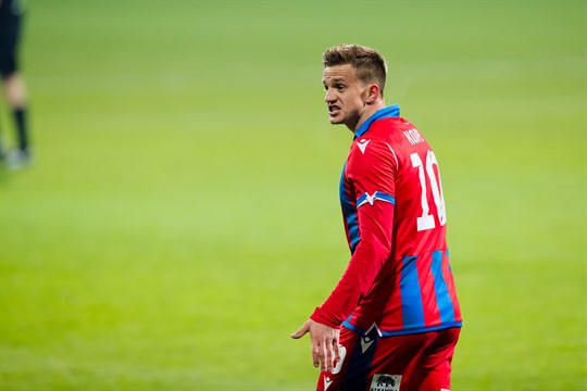 Další rána pro Viktorii Plzeň. Reprezentační záložník je po operaci vazů v koleni