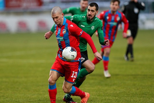 Stíhací jizda přerušena. Fotbalisté vezou z Karviné jen bod