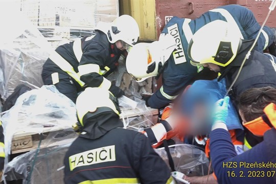 Pracovníka keramičky přimáčkl vlak k paletám plných dlaždic. Ve vážném stavu ho transportují do nemocnice!