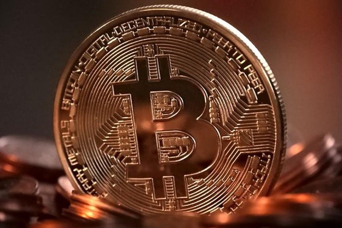 Chtěla investovat do kryptoměny, místo toho naletěla seniorka podvodníkovi
