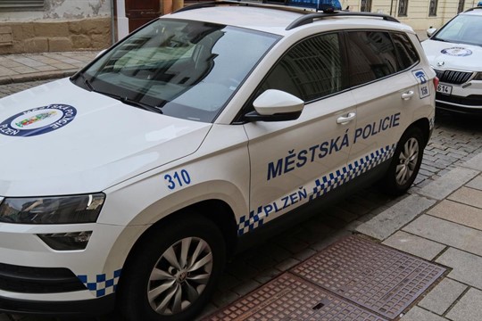 Plzeň trápí nedostatek strážníků. Město je chce přilákat vyšším náborovým příspěvkem!