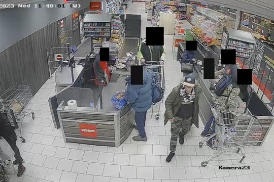 Zloděj vytáhl na prodavačku supermarketu teleskopický obušek