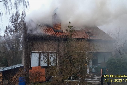 U Horšovského Týna hořel rodinný dům, v Plzni byt!