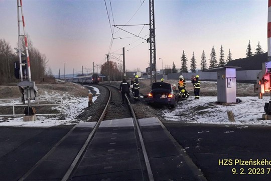 V Chodové Plané se srazil vlak s autem, jedna žena se těžce zranila