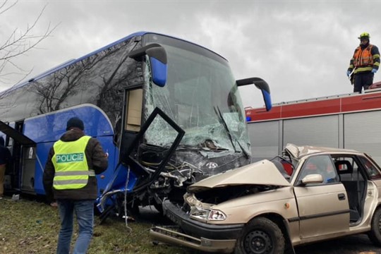 Aktualizováno: Na hlavním tahu u Nepomuku se srazil autobus s autem! Jeden mrtvý, další dva zranění!