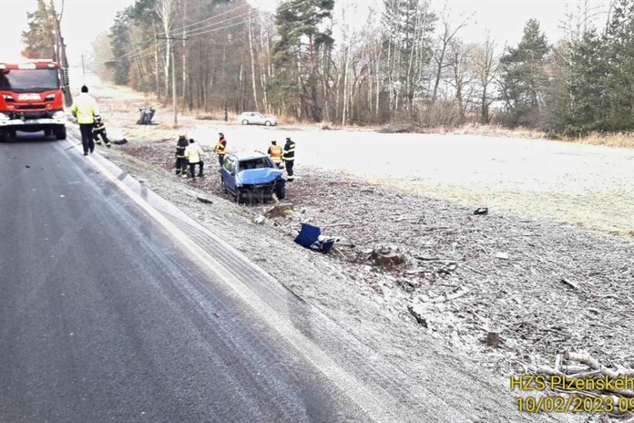 Mladá řidička dostala na namrzlé silnici smyk, těžce se zranila!