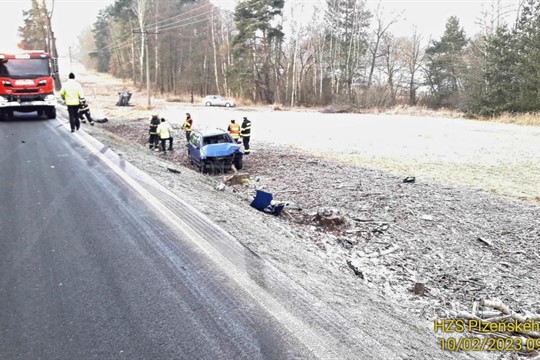 Mladá řidička dostala na namrzlé silnici smyk, těžce se zranila!