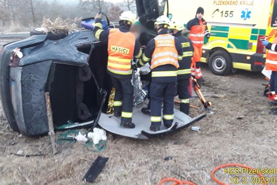 Aktualizováno: Po havárii auta na Tachovsku museli hasiči vyprošťovat mladého řidiče!
