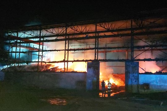 V Bílově na Plzeňsku hořel sklad sena a slámy, škody dosahují 9,5 milionu!