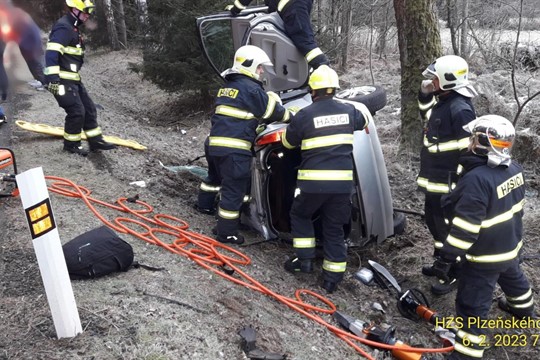 Při nehodě osobního auta u Svaté Kateřiny se zranily čtyři nezletilé děti!