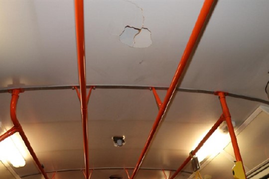 Po vandalovi zbyly v plzeňských tramvajích díry!