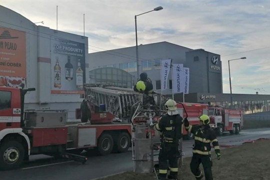 Znuděný skladník si hrál se zapalovačem, způsobil požár za desítky milionů