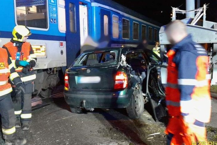 V Plzni se srazil vlak s autem. Zranil se svědek, který se lekl
