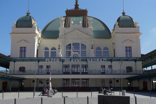 Na budově hlavního nádraží v Plzni hořelo lešení!