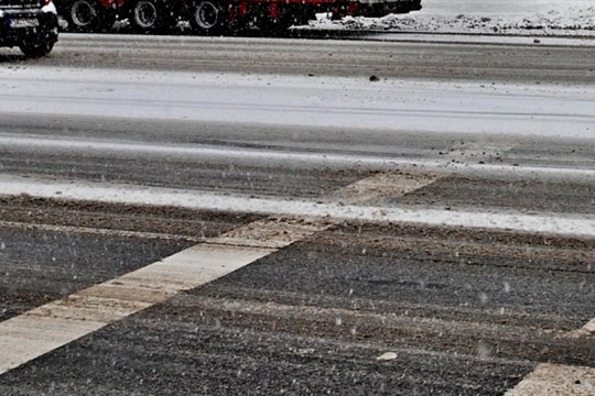Zima se nevzdává. Meteorologové varují před náledím!