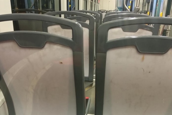 Mladík si hrál v tramvaji se zapalovačem, poškodil sedadlo!