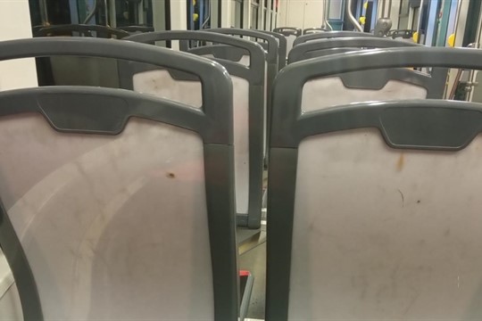 Mladík si hrál v tramvaji se zapalovačem, poškodil sedadlo!