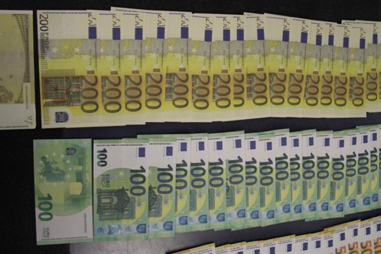 Cizinec si opatřil bankovky používané ve filmech. Pak s nimi platil u benzínky