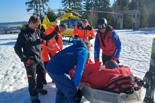 Na Špičáku se srazili dva lyžaři. Jeden skončil v péči záchranářů, po druhém pátrají policisté