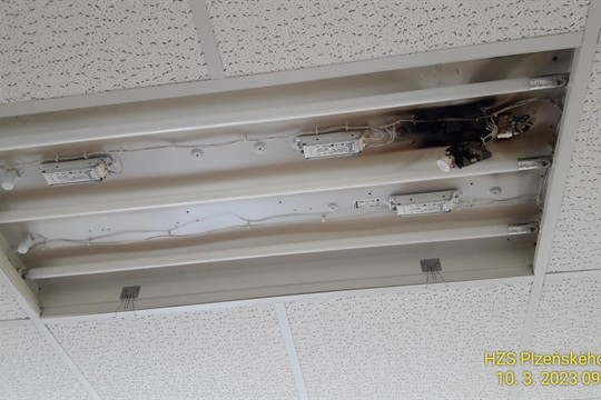 Závada na osvětlení způsobila požární poplach, 350 studentů muselo opustit školu