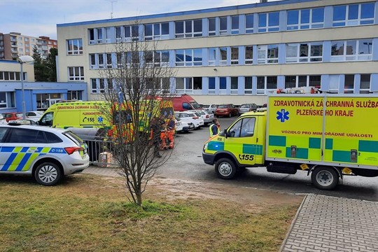 Na základní škole v Plzni zasahují záchranné složky. Pět osob se nadýchalo rozlité dezinfekce!
