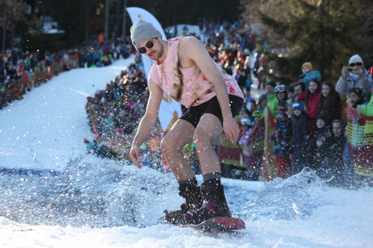 Podmínky pro zimní sporty v Plzeňském kraji zhoršil déšť, na Špičáku se chystá populární Jízda přes louži