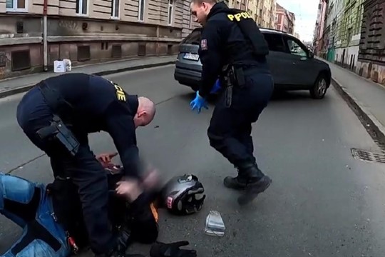VIDEO: Zraněnému motorkáři dával první pomoc policejní psovod s hlídkou speciální pořádkové jednotky!