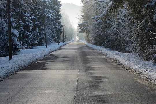 Silný vítr, náledí i sněhové jazyky. Západ Čech zasáhne extrémní počasí, hrozí meteorologové!