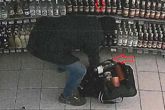 Muž s kuklou na hlavě vykradl prodejnu v Plzni na Slovanech. Zachytila ho kamera!