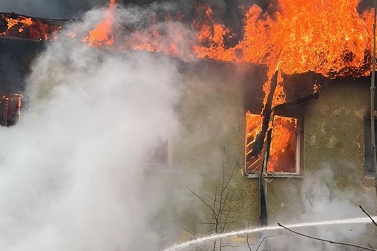 Dětská hra skončila málem tragédií. Chlapci si hráli se zapalovačem, pak utíkali před plameny!
