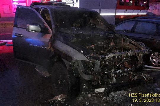 Na sídlišti v Nýřanech hořelo. Požár auta způsobila technická závada