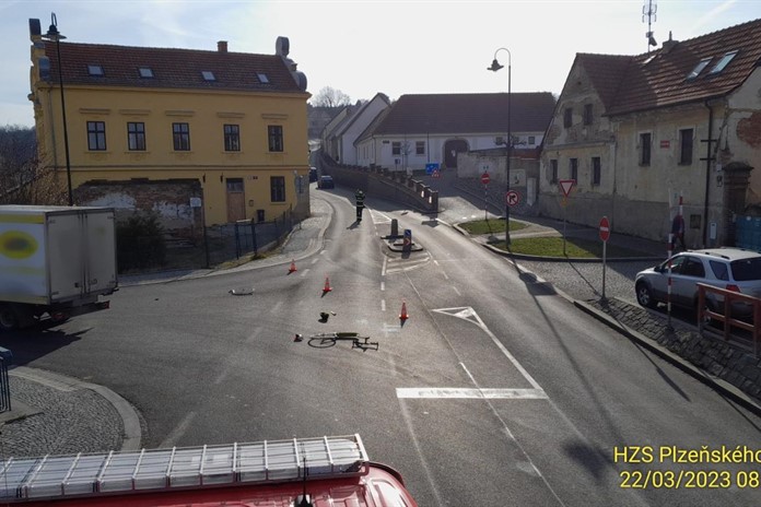 Aktualizováno: V Božkově se srazilo auto s koloběžkářem