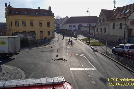 Aktualizováno: V Božkově se srazilo auto s koloběžkářem