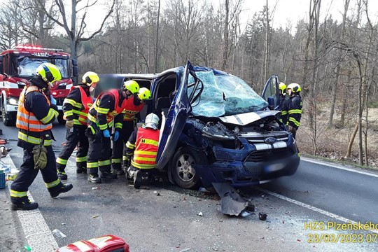 Aktualizováno: Hlavní tah na Plasy uzavřel střet kamionu s dodávkou!