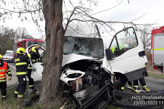 Aktualizováno: Na Tachovsku narazila dodávka do stromu. Muž bojuje o život!
