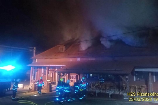 Aktualizováno: V Soběsukách hoří vyhlášený penzion s restaurací! Hasiči vyhlásili 3. stupeň požárního poplachu