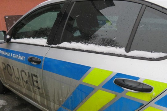 Silně opilá žena vyryla prstýnkem do policejních aut kosočtverec a dlouhou čáru. Teď jí hrozí rok za mřížemi!