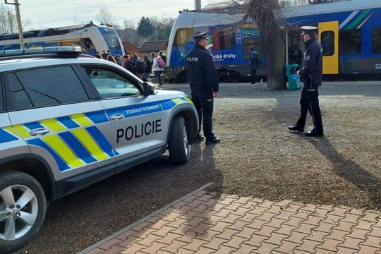 Policisté obsadili vlaky i přejezdy. Při velké akci našli cizince, kteří byli v České republice nelegálně!