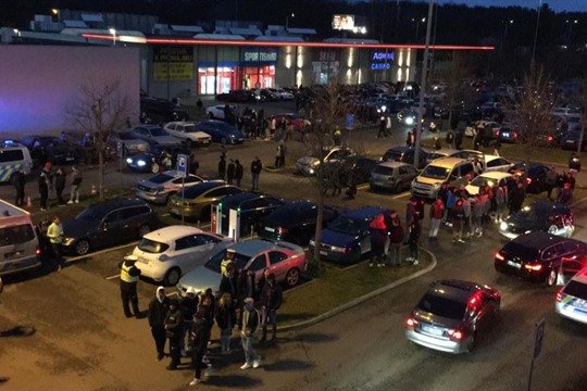 Na parkovišti u obchodního centra se konal sraz tuningových vozidel. Policisté evidují téměř 100 přestupků!