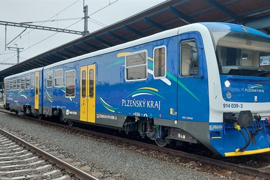 Cestující v Českém lese budou vozit modernizované vlaky s wifi, zásuvkami i stolečky s otvíráky na nápoje