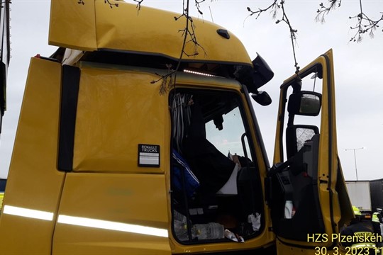 V kamionu u čerpací stanice vybuchla propan butanová lahev, pro zraněného řidiče letěl vrtulník!