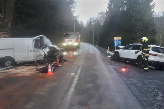 Vážná nehoda u šumavského Špičáku. Při čelním střetu osobního a nákladního auta se zranili dva muži!