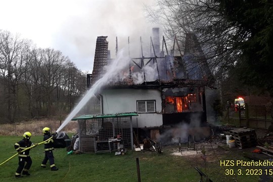 Na Rokycansku hoří rodinný dům. Hasičům komplikuje zásah špatný terén