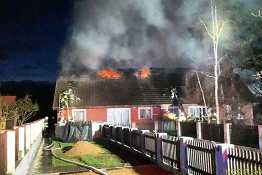 Blesk zapálil rodinný dům na Rokycansku!