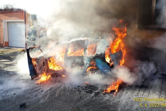 Technická závada vozidla spustila ohnivé peklo. Plameny zničily auto i fasádu domu!