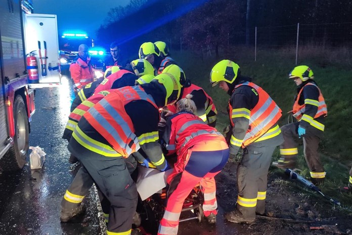 Vážná nehoda na přivaděči u Plzně, zranili se tři lidé