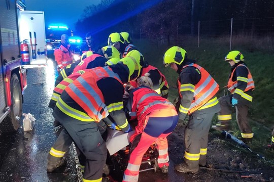 Vážná nehoda na přivaděči u Plzně, zranili se tři lidé