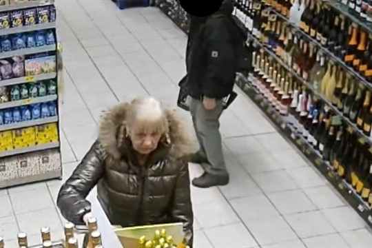 Pracovníka ostrahy napadl v nákupním centru v Plzni zákazník. S vyšetřováním má pomoci žena na fotce!