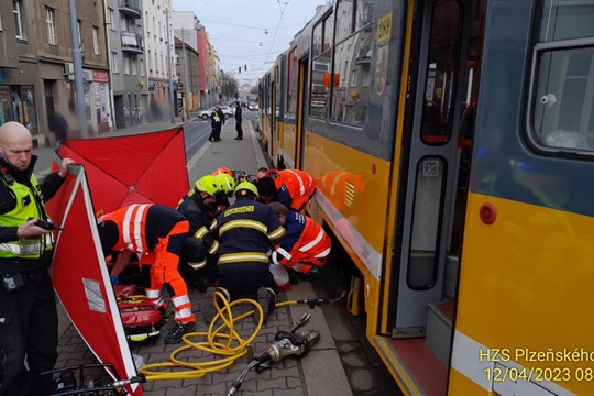 Vážná nehoda na Slovanech. Tramvaj srazila chodkyni, hasiči jí museli vyprostit zpod tramvaje!